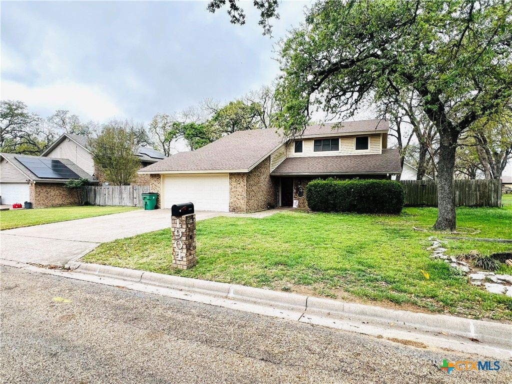 1904 N Hoover Avenue, Cameron, TX 76520