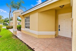 9081 N Lake Park Cir N, Davie, FL 33328