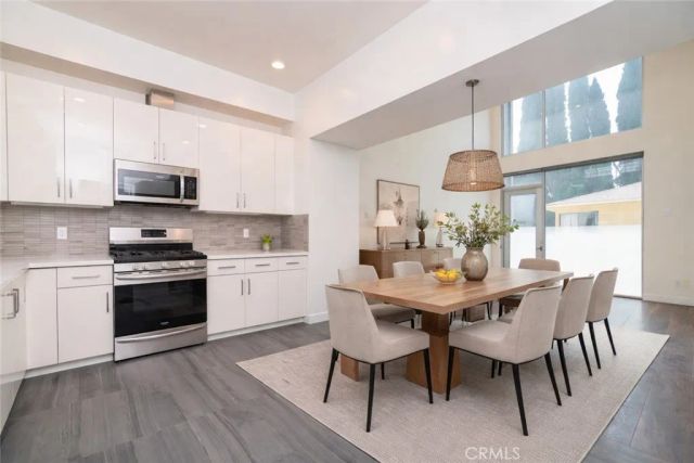 6016 W Beachwood Ln, Los Angeles, CA 90038