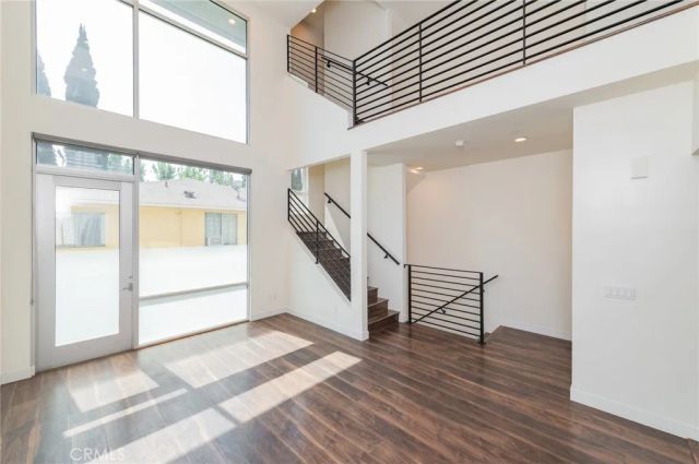 6016 W Beachwood Ln, Los Angeles, CA 90038