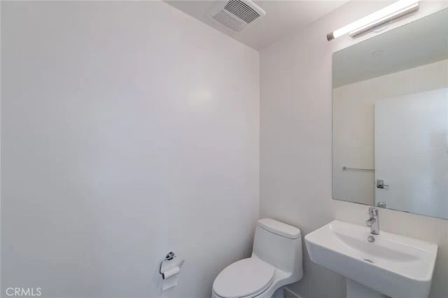 6016 W Beachwood Ln, Los Angeles, CA 90038