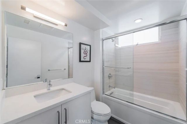 6016 W Beachwood Ln, Los Angeles, CA 90038