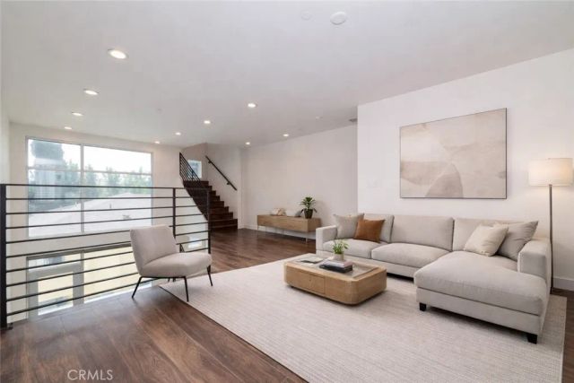 6016 W Beachwood Ln, Los Angeles, CA 90038