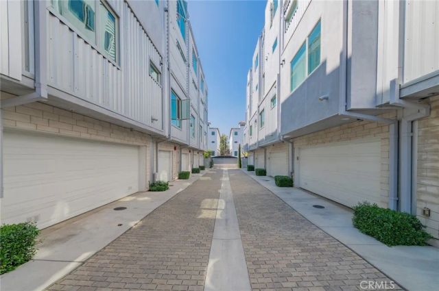 6016 W Beachwood Ln, Los Angeles, CA 90038