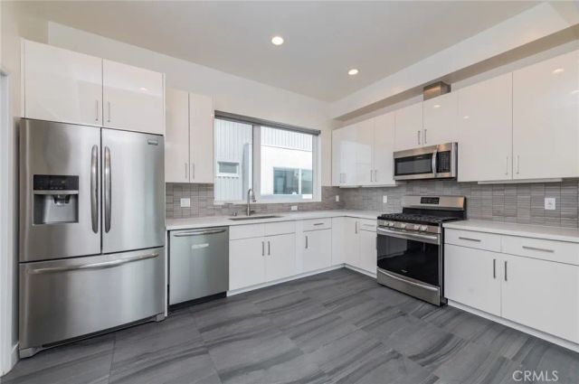 6016 W Beachwood Ln, Los Angeles, CA 90038