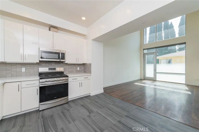 6016 W Beachwood Ln, Los Angeles, CA 90038