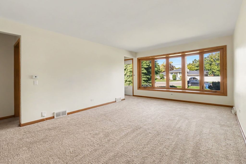 504 E Butterfield Road, Elmhurst, IL 60126 — photo 2