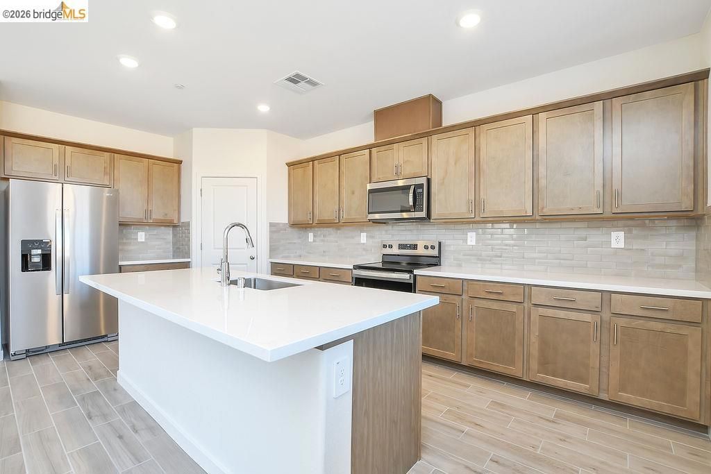 Image 5 of property listing at 516 Spruce Way, Oakley, CA 94561