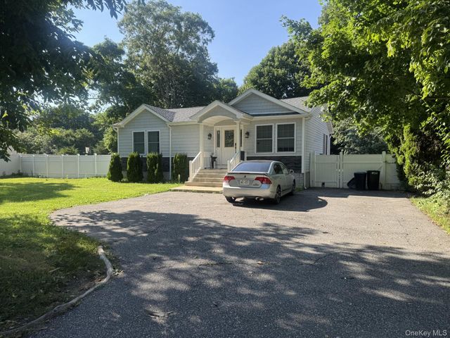 75 Gates Avenue, Central Islip, NY 11722