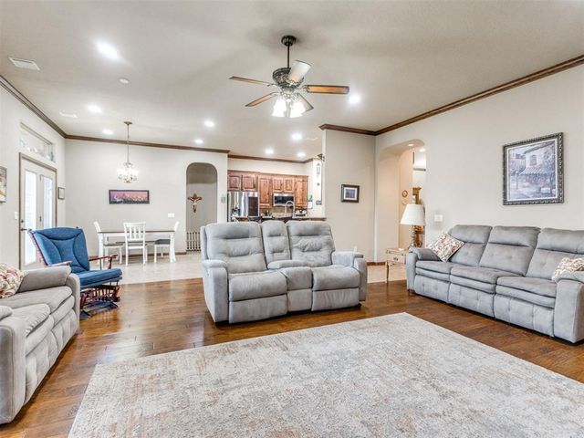 2713 SE 8th Street, Moore, OK 73160