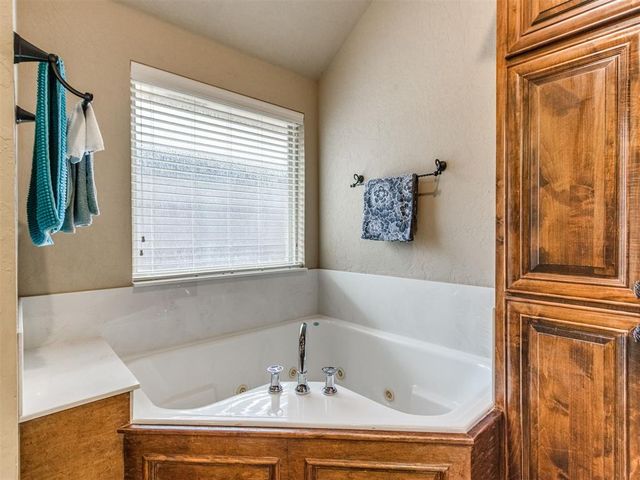 2713 SE 8th Street, Moore, OK 73160