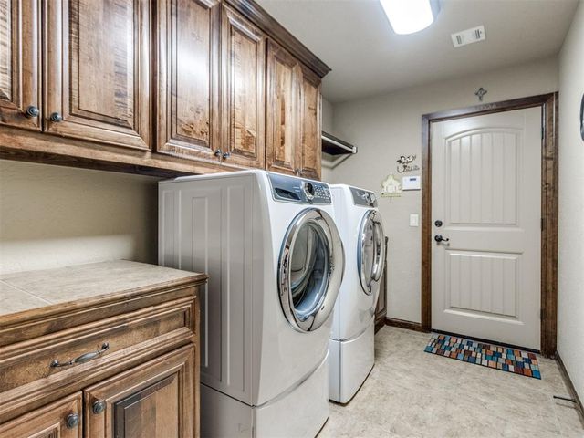 2713 SE 8th Street, Moore, OK 73160