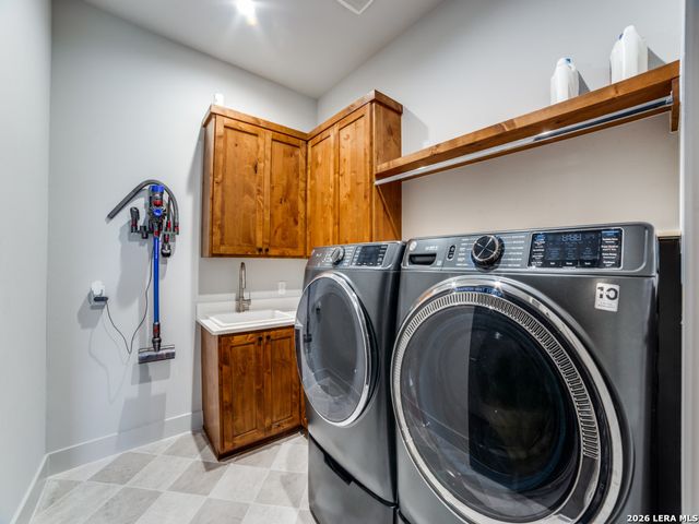 196 Bobby Lynn, Adkins, TX 78101