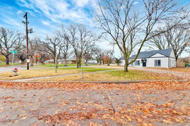 5608 E Park Hollow Dr, Wichita, KS 67208