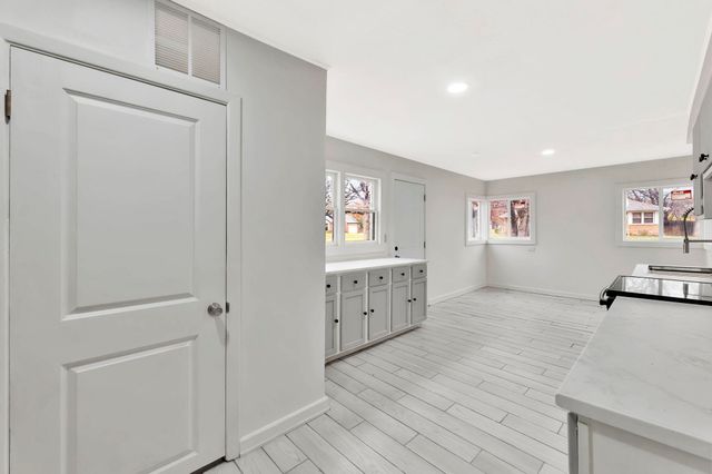 5608 E Park Hollow Dr, Wichita, KS 67208