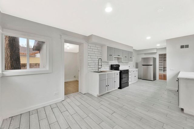 5608 E Park Hollow Dr, Wichita, KS 67208