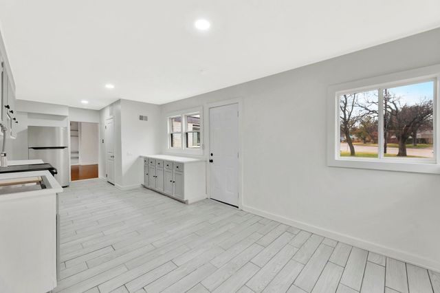 5608 E Park Hollow Dr, Wichita, KS 67208