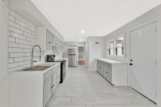 5608 E Park Hollow Dr, Wichita, KS 67208