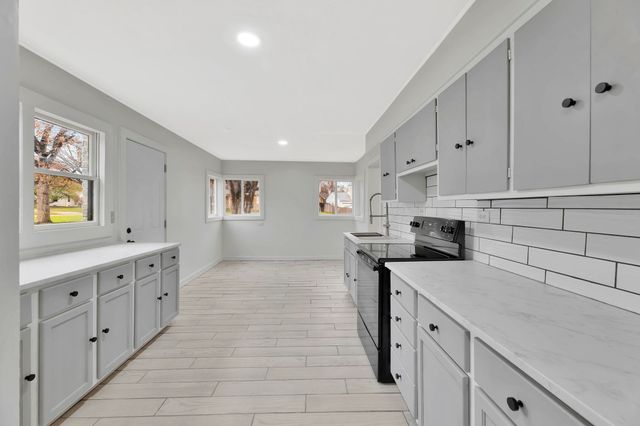 5608 E Park Hollow Dr, Wichita, KS 67208