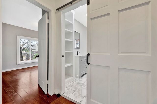 5608 E Park Hollow Dr, Wichita, KS 67208