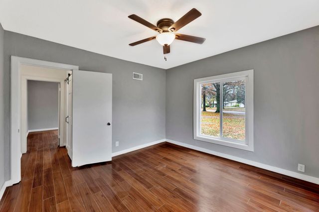 5608 E Park Hollow Dr, Wichita, KS 67208