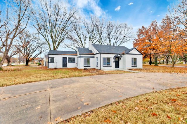 5608 E Park Hollow Dr, Wichita, KS 67208