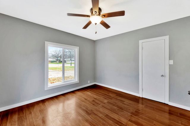 5608 E Park Hollow Dr, Wichita, KS 67208