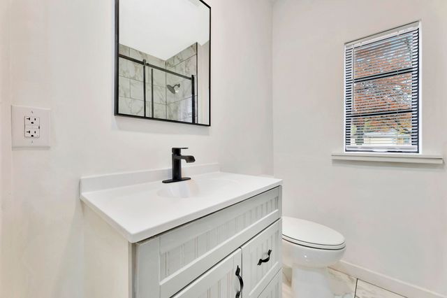 5608 E Park Hollow Dr, Wichita, KS 67208