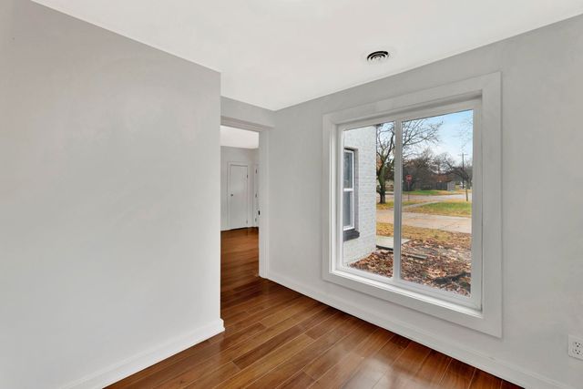 5608 E Park Hollow Dr, Wichita, KS 67208