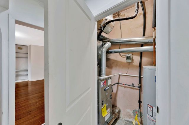 5608 E Park Hollow Dr, Wichita, KS 67208