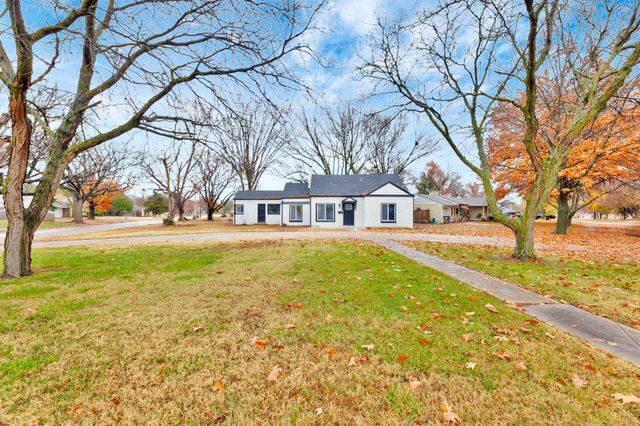 5608 E Park Hollow Dr, Wichita, KS 67208