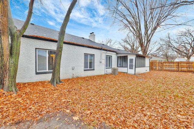 5608 E Park Hollow Dr, Wichita, KS 67208