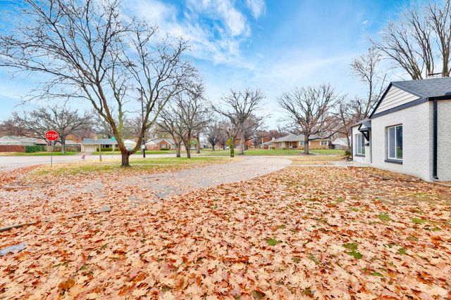 5608 E Park Hollow Dr, Wichita, KS 67208