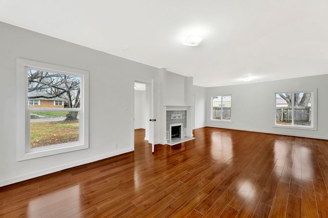 5608 E Park Hollow Dr, Wichita, KS 67208