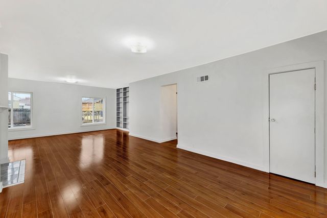 5608 E Park Hollow Dr, Wichita, KS 67208