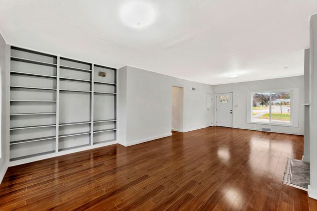 5608 E Park Hollow Dr, Wichita, KS 67208