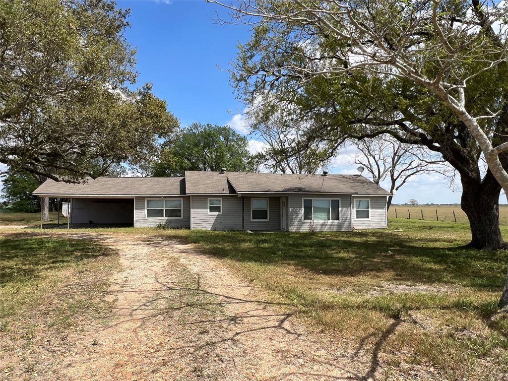 2748 County Road 456, El Campo, TX 77437