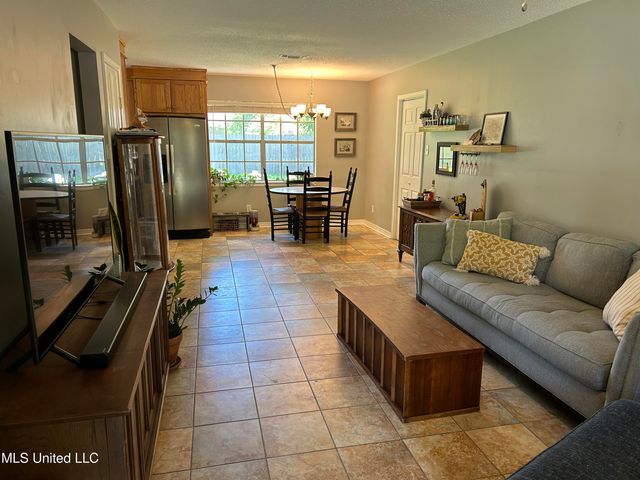 113 Colmer Circle, Ocean Springs, MS 39564