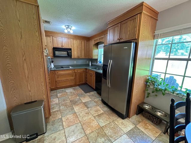 113 Colmer Circle, Ocean Springs, MS 39564