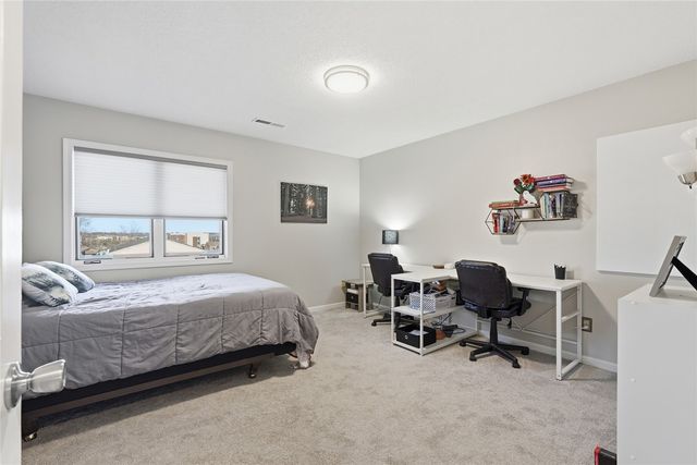 863 Boston Way, Coralville, IA 52241