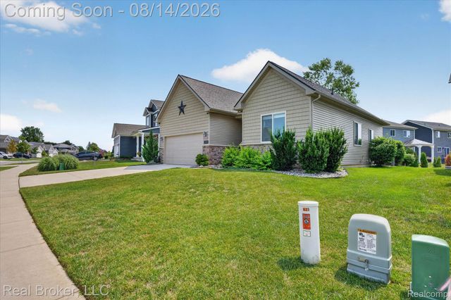 322 Hidden River E, Holly Township, MI 48442