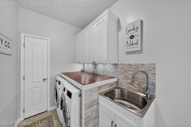 322 Hidden River E, Holly Township, MI 48442