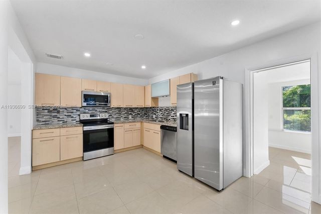 300 SW 11th Ct, Fort Lauderdale, FL 33315