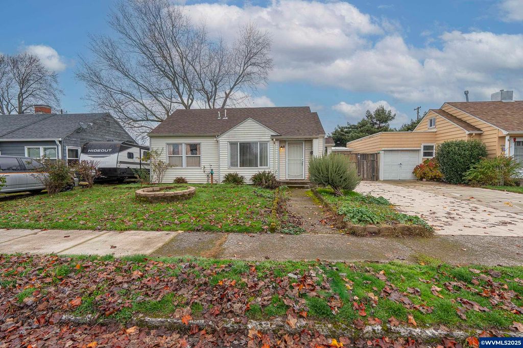 Image 1 of property listing at 1603 Park Dr, Lebanon, OR 97355