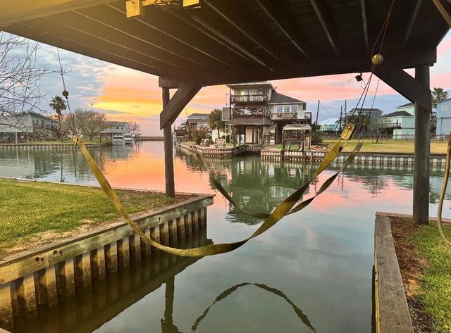 1571 Blue Water Drive, Freeport, TX 77541