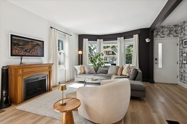 1124 Lathrop Avenue, Forest Park, IL 60130