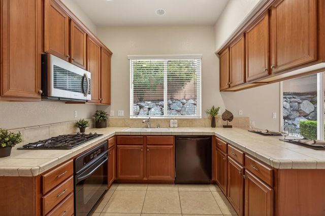 8221 Ashcrest Ln, Fair Oaks, CA 95628