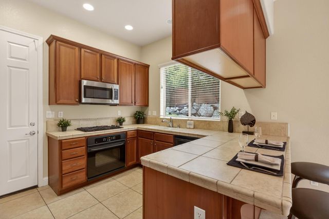 8221 Ashcrest Ln, Fair Oaks, CA 95628