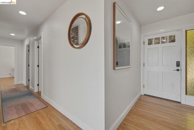 8011 Sunkist Dr, Oakland, CA 94605