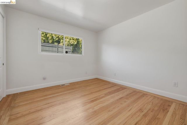 8011 Sunkist Dr, Oakland, CA 94605